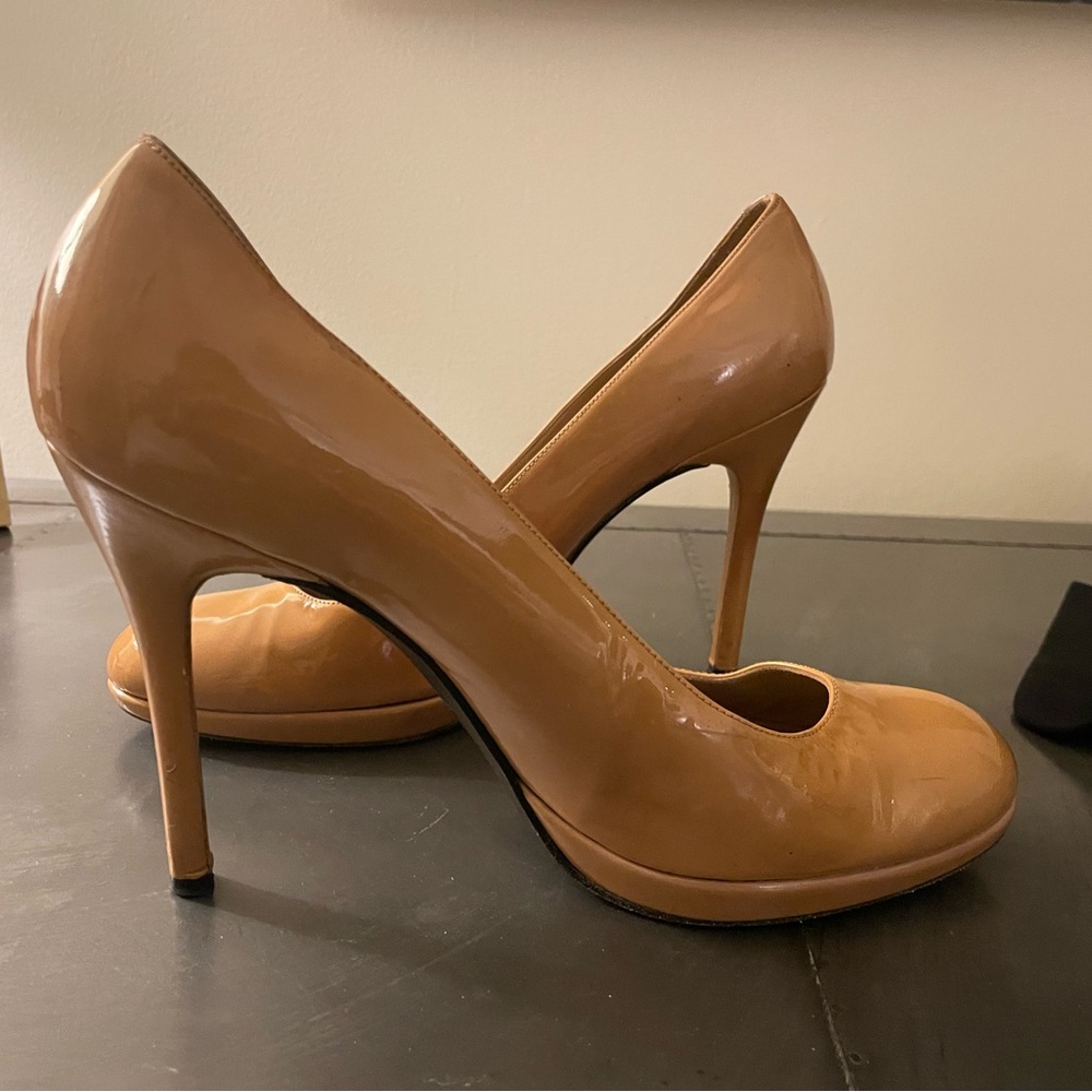 Stuart Weitzman Nude 4.5” Patent Leather Pumps 10 - Picture 11 of 12